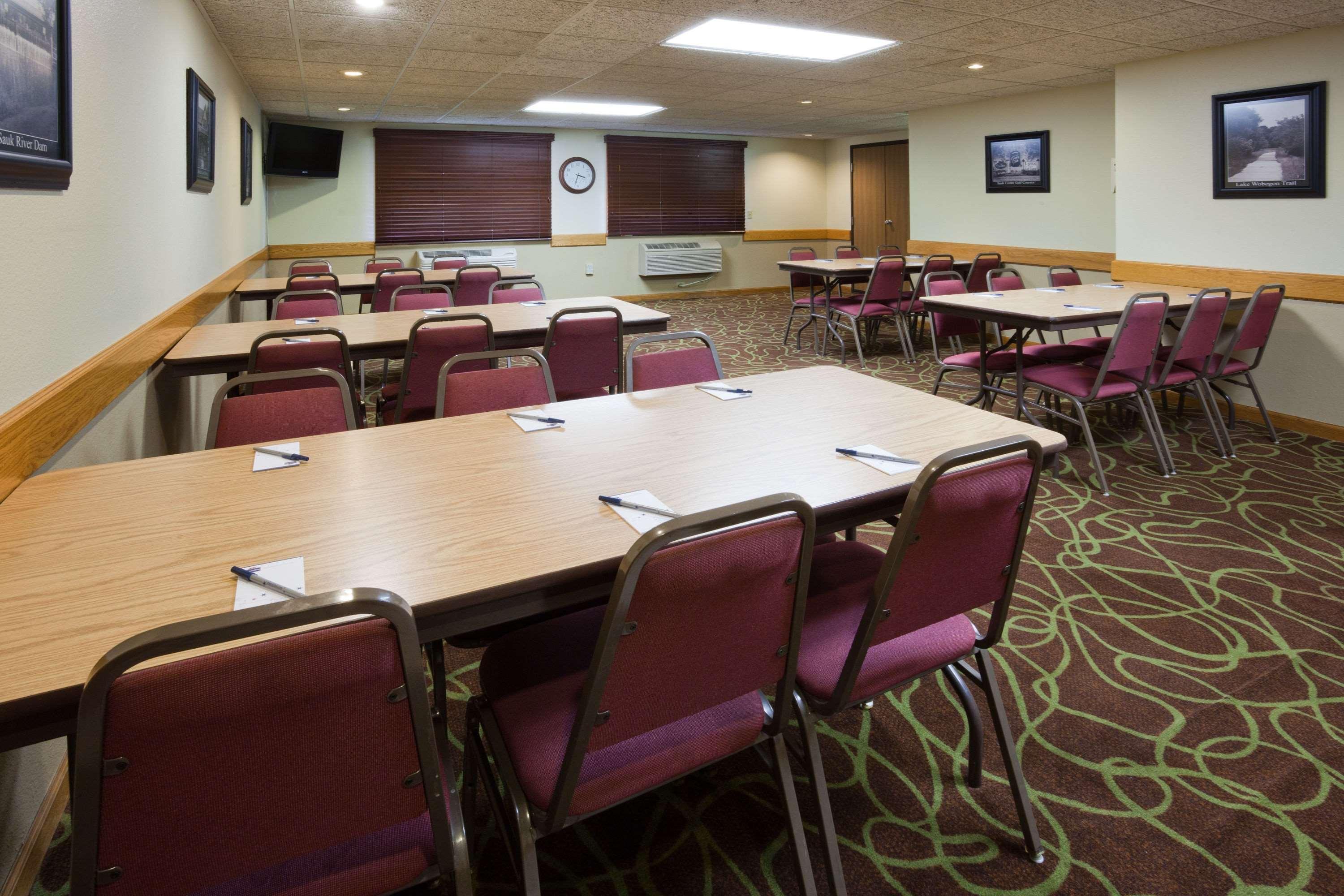 AmericInn by Wyndham Sauk Centre Bagian luar foto