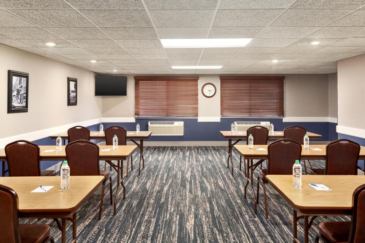 AmericInn by Wyndham Sauk Centre Bagian luar foto