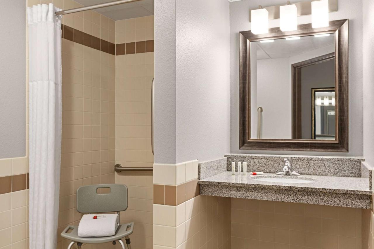 AmericInn by Wyndham Sauk Centre Bagian luar foto