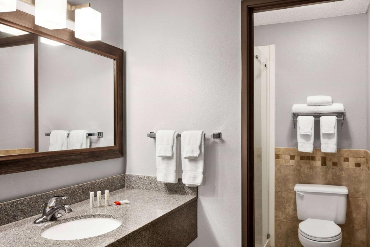 AmericInn by Wyndham Sauk Centre Bagian luar foto