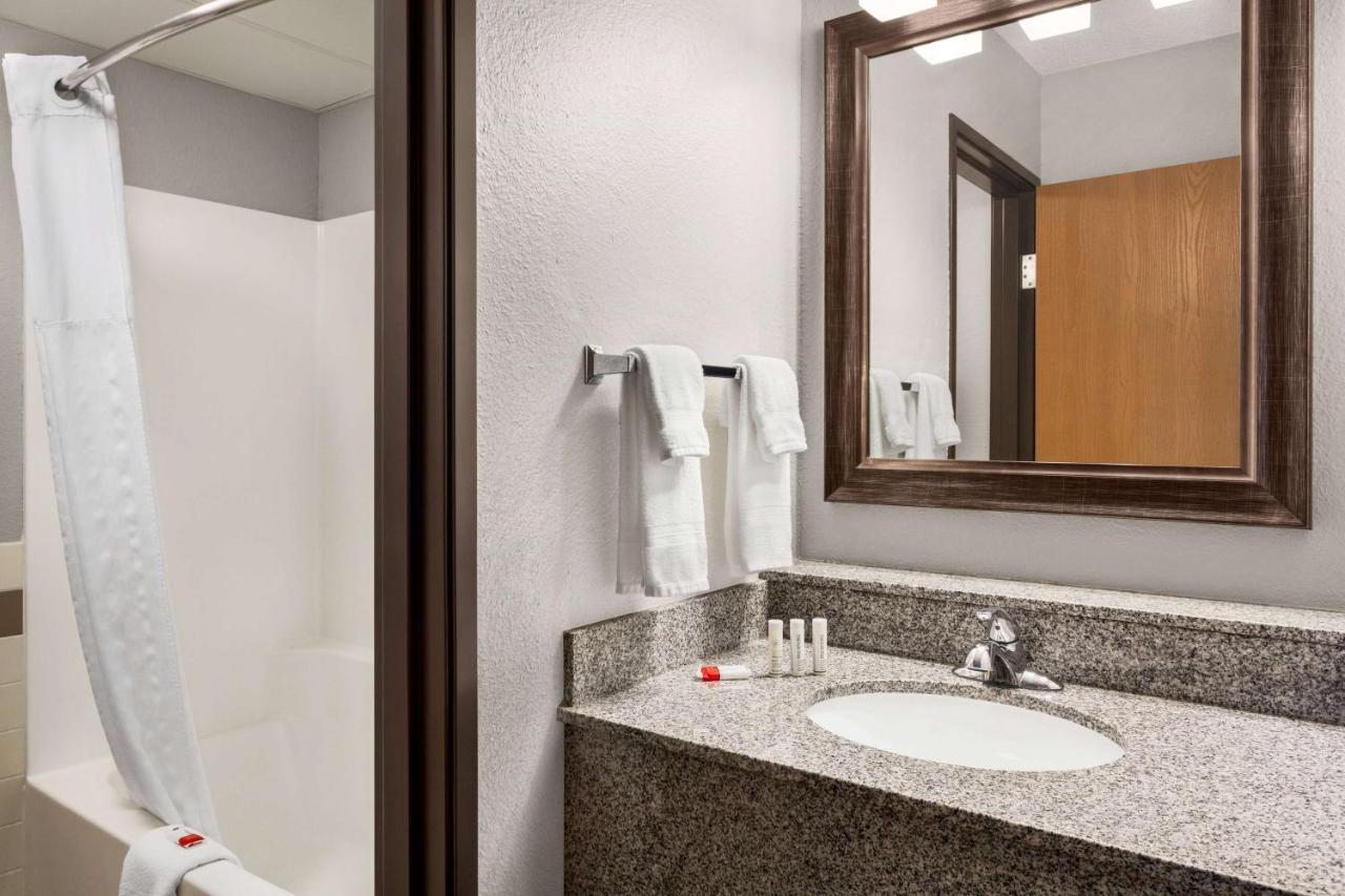 AmericInn by Wyndham Sauk Centre Bagian luar foto