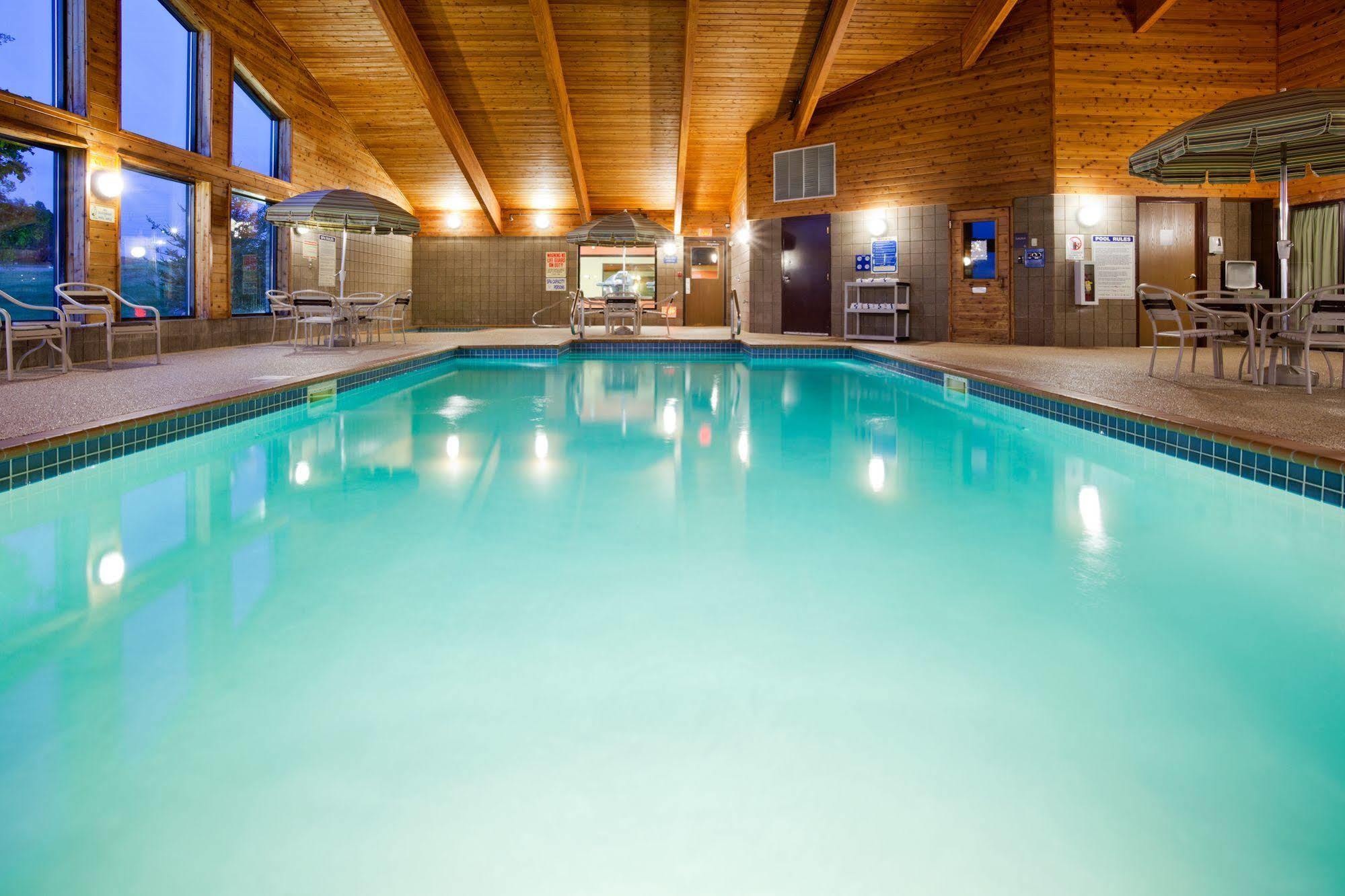 AmericInn by Wyndham Sauk Centre Bagian luar foto